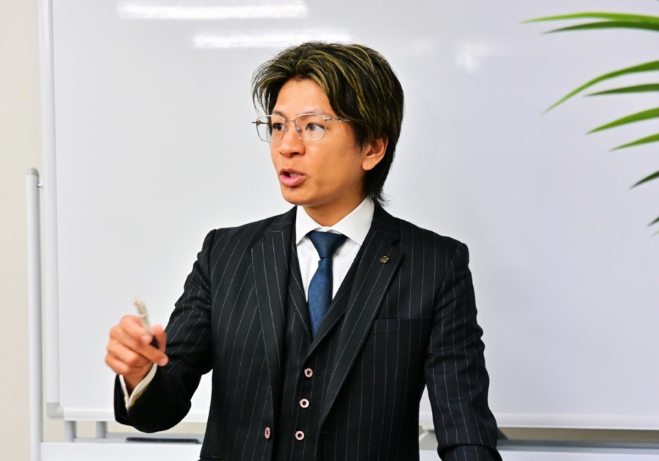 講演をしている社長の写真